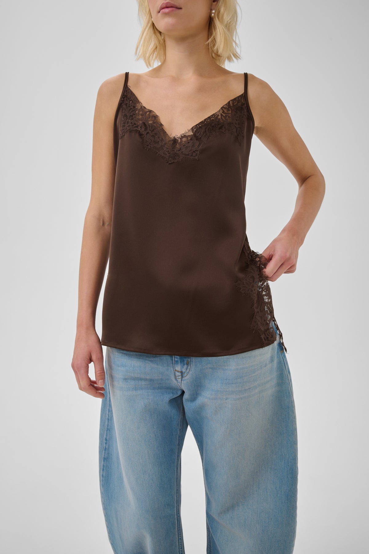 MWBrenda Lace Top on hihaton toppi kevyesti A-linjaisella mallilla, pitsihalkioilla helmassa ja kauniilla pitsiyksityiskohdilla pääntiessä.