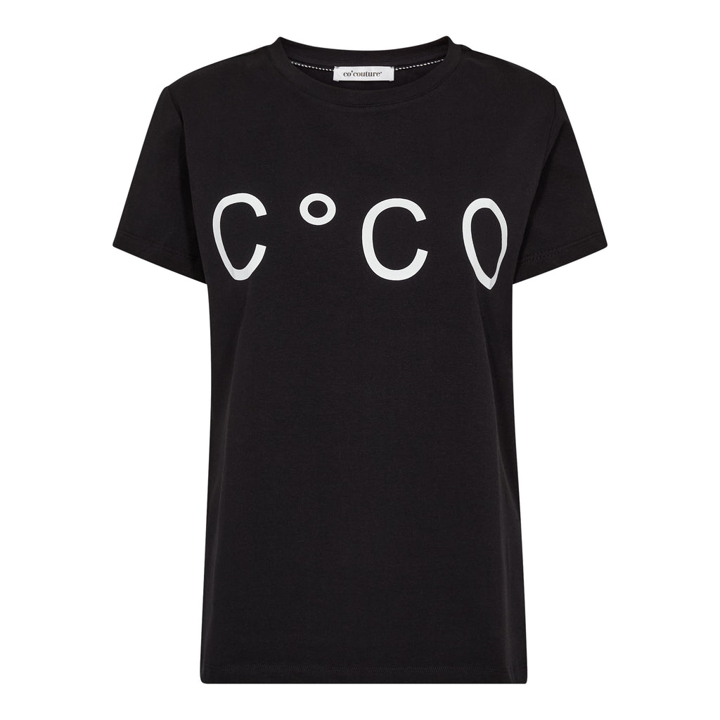 Co’Couturen C°CO T-paita on rento ja tyylikäs luottovaate, joka tuo asuun modernia ilmettä näyttävän logopainatuksen avulla. Paidan etuosaa koristaa suuri valkoinen C°CO-logo, joka luo trendikkään mutta helposti yhdisteltävän kokonaisuuden.