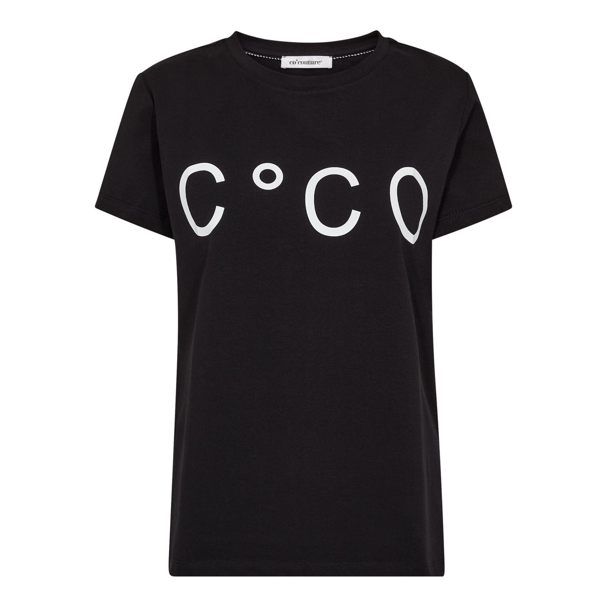 Co’Couturen C°CO T-paita on rento ja tyylikäs luottovaate, joka tuo asuun modernia ilmettä näyttävän logopainatuksen avulla. Paidan etuosaa koristaa suuri valkoinen C°CO-logo, joka luo trendikkään mutta helposti yhdisteltävän kokonaisuuden.