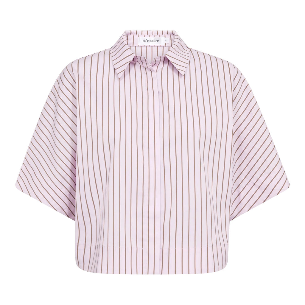 SigridCC Stripe SS Shirtin kesäisen raikas värimaailma tyylikkäällä tavalla. Pinkki paita ruskealla raitakuosilla antaa paidalle persoonallisen ilmeen, joka tuo väriä ja iloa pukeutumiseen.