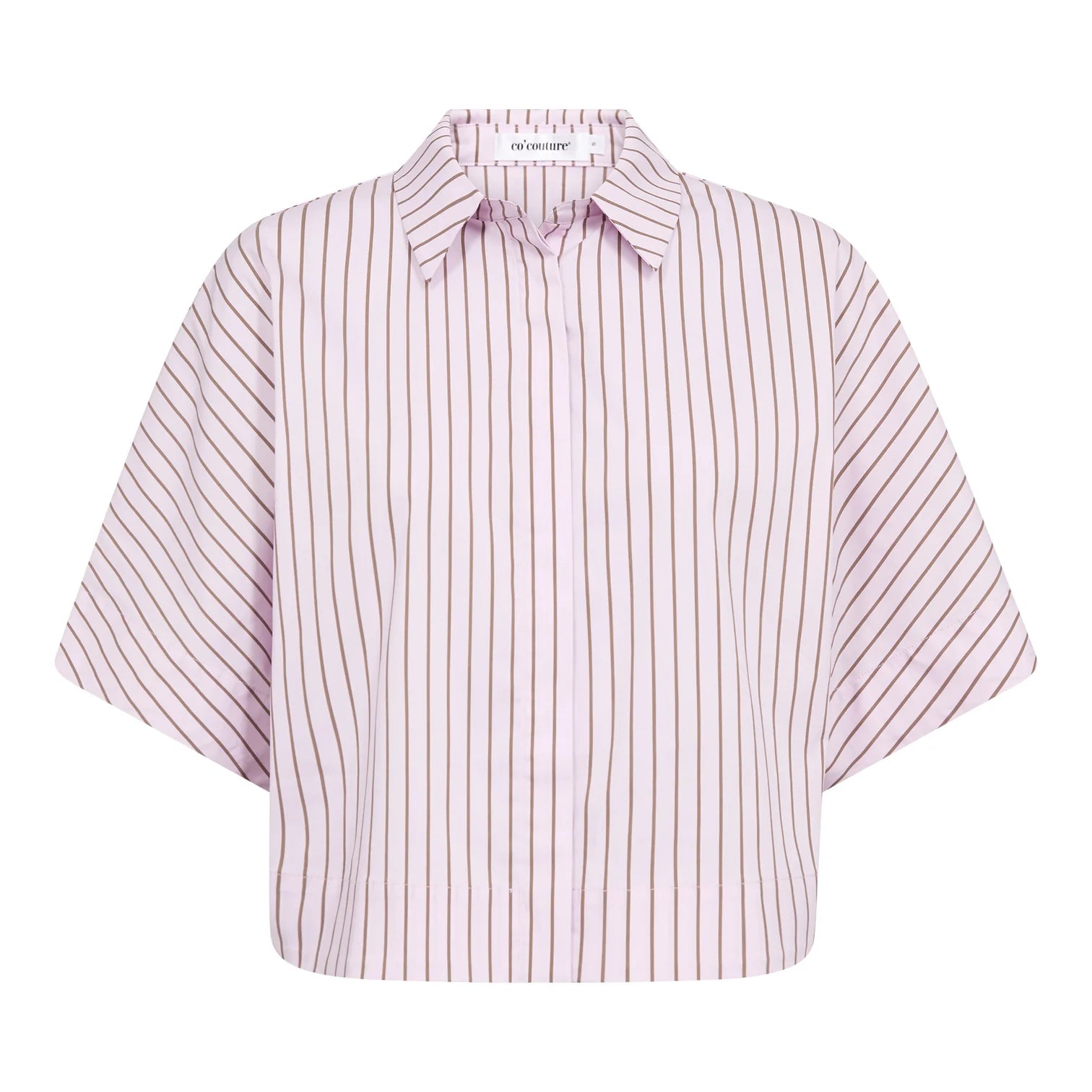 SigridCC Stripe SS Shirtin kesäisen raikas värimaailma tyylikkäällä tavalla. Pinkki paita ruskealla raitakuosilla antaa paidalle persoonallisen ilmeen, joka tuo väriä ja iloa pukeutumiseen.