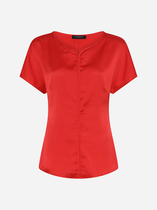 AcaraBBZazia on kaunis ja naisellinen pusero, jossa yhdistyvät selkeä muotoilu ja laskeutuva materiaali. V-pääntie tuo malliin eleganttia ilmettä ja takana oleva lyhyt venyke vyötäröllä korostaa puseron naisellista siluettia.