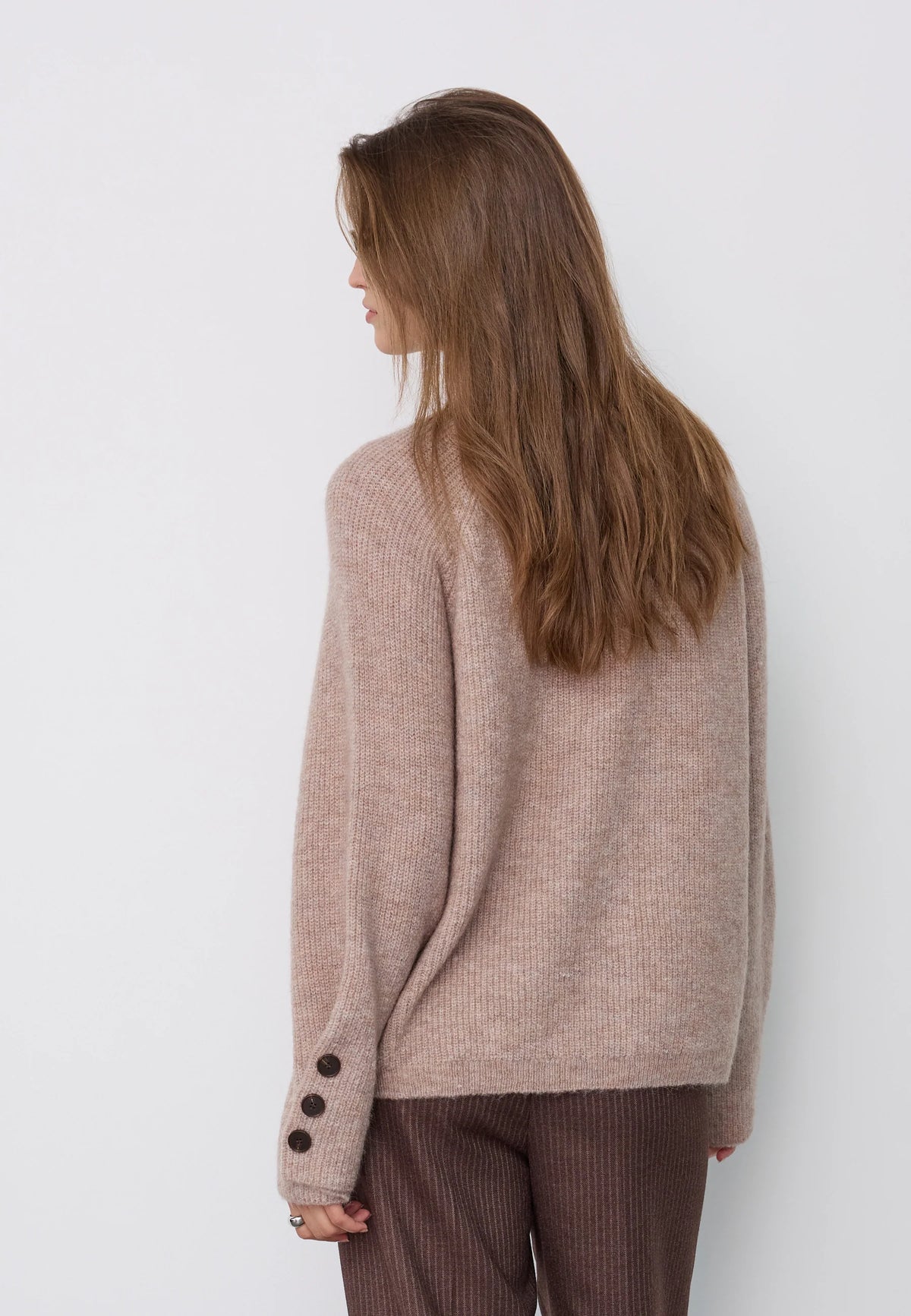 Co’Couture AelleCC Knit -neulepusero ruskeassa Walnut-sävyssä. Väljä istuvuus, kirjailtu teksti rinnassa ja koristenapit hihansuissa.