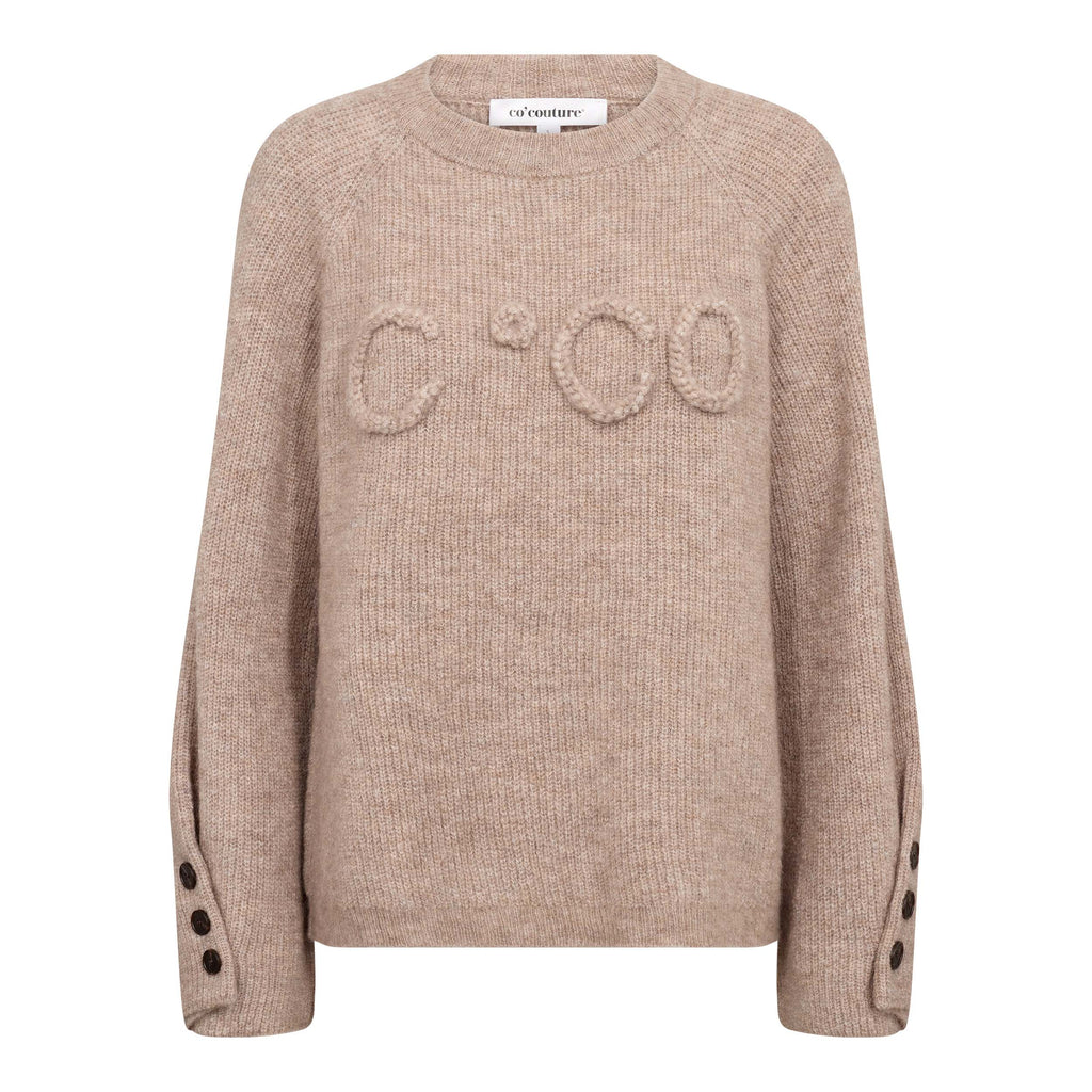 Co’Couture AelleCC Knit -neulepusero ruskeassa Walnut-sävyssä. Väljä istuvuus, kirjailtu teksti rinnassa ja koristenapit hihansuissa.