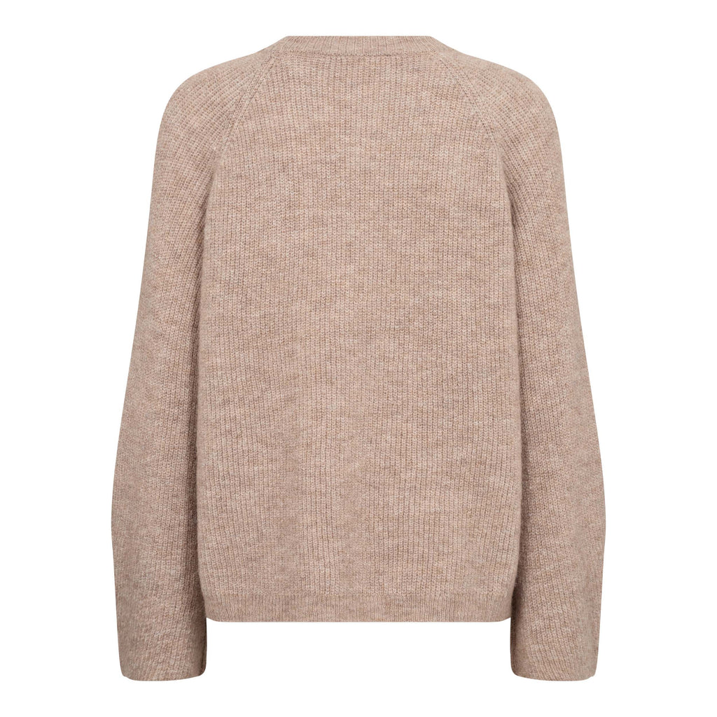 Co’Couture AelleCC Knit -neulepusero ruskeassa Walnut-sävyssä. Väljä istuvuus, kirjailtu teksti rinnassa ja koristenapit hihansuissa.