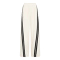 Co'Couture Alini Double Panel Pant yhdistää rennon ja modernin lookiin. Luonnonvaaleat housut saavat näyttävyyttä sivuilla kulkevista mustista raidoista, jotka tuovat asuun sporttisen ja ajankohtaisen ilmeen.
