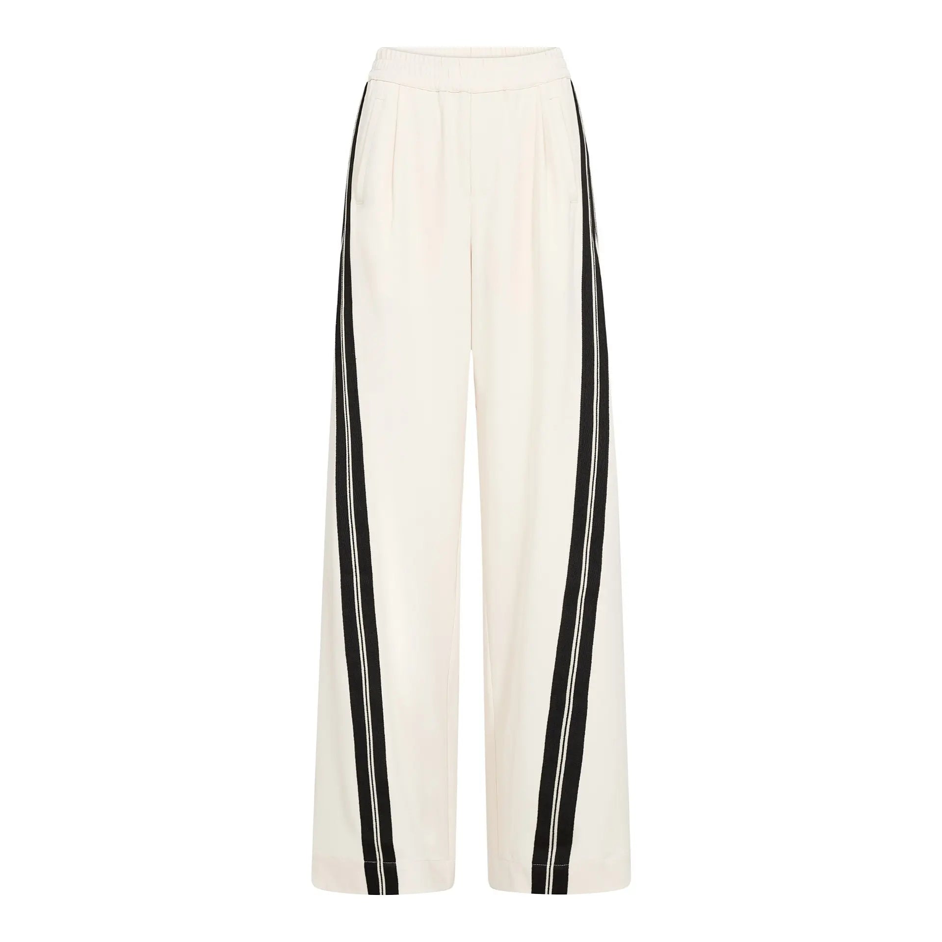 Co'Couture Alini Double Panel Pant yhdistää rennon ja modernin lookiin. Luonnonvaaleat housut saavat näyttävyyttä sivuilla kulkevista mustista raidoista, jotka tuovat asuun sporttisen ja ajankohtaisen ilmeen.
