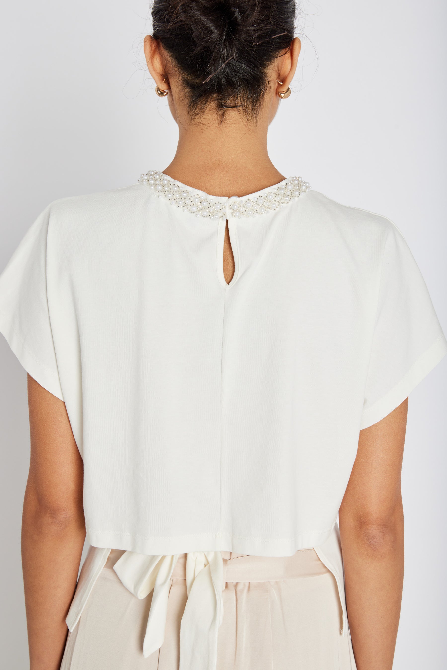 Tämä kaunis T-paita yhdistää trendikkään ilmeen ja kestävän materiaalivalinnan. Valmistettu 95 % luomupuuvillasta ja 5 % elastaanista, paita tuntuu pehmeältä ja mukavalta päällä.