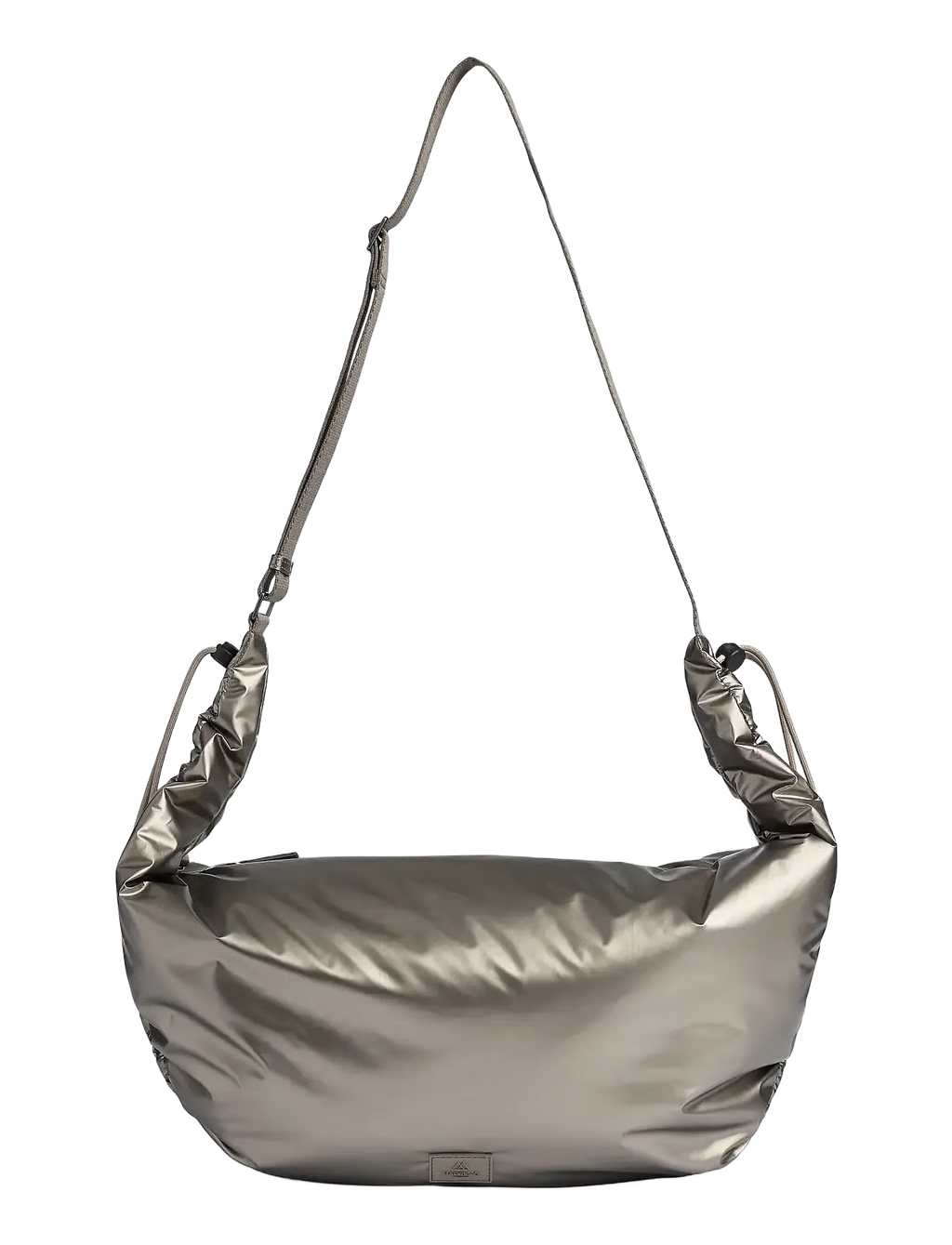 Tyylikäs ja tilava laukku, jonka ilme on rento ja urheilullinen. Täydellinen treenikassiksi tai jokapäiväiseen käyttöön, kun haluat laukun, joka seuraa mukana kaikessa menossa.