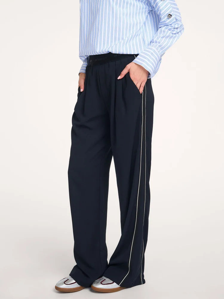 Co’Couture AmincaCC Split Panel Pants on rennot luonnonvalkoiset housut mustilla sivuraidoilla. Joustava vyötärö ja suora lahje tekevät mallista mukavan.