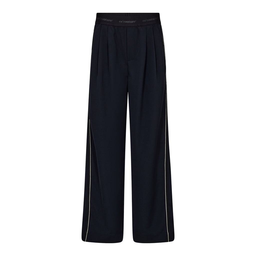 Co’Couture AmincaCC Split Panel Pants on rennot luonnonvalkoiset housut mustilla sivuraidoilla. Joustava vyötärö ja suora lahje tekevät mallista mukavan.