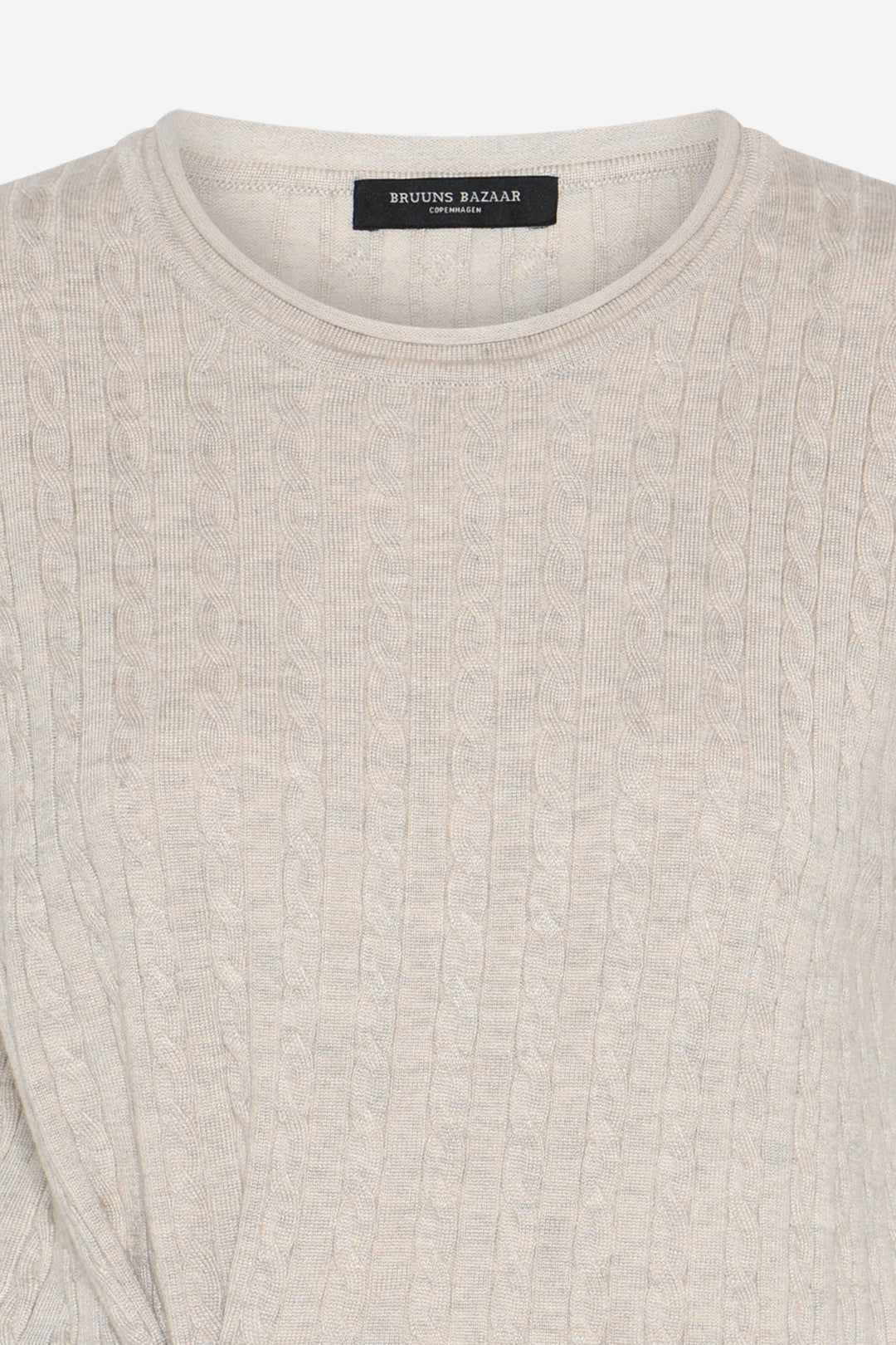 AnemoneBBGlenda on kaunis lyhythihainen neule, jossa yhdistyvät selkeä muotoilu ja miellyttävä käyttötuntuma. Kevyesti struktuurinen neulos tuo pintaan elävyyttä ja tekee neuleesta mielenkiintoisen mutta helposti yhdisteltävän.