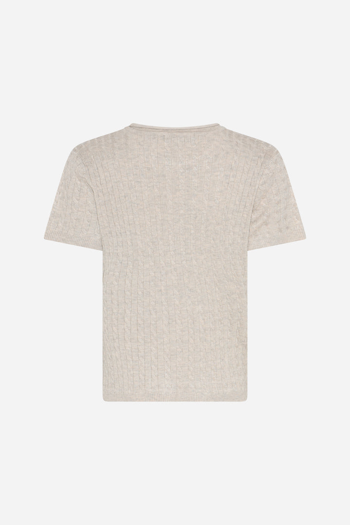 AnemoneBBGlenda on kaunis lyhythihainen neule, jossa yhdistyvät selkeä muotoilu ja miellyttävä käyttötuntuma. Kevyesti struktuurinen neulos tuo pintaan elävyyttä ja tekee neuleesta mielenkiintoisen mutta helposti yhdisteltävän.