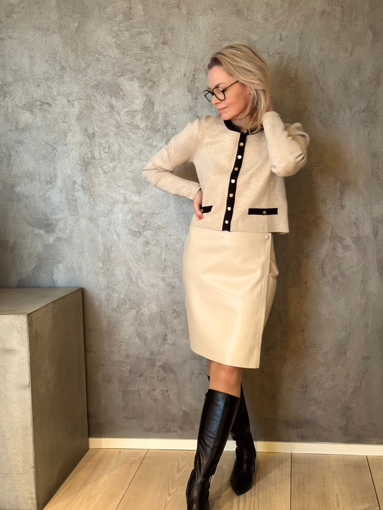 AnemoneBBFreias neulejakku on ihanan helppo ja ajaton valinta arkeen ja juhlaan.