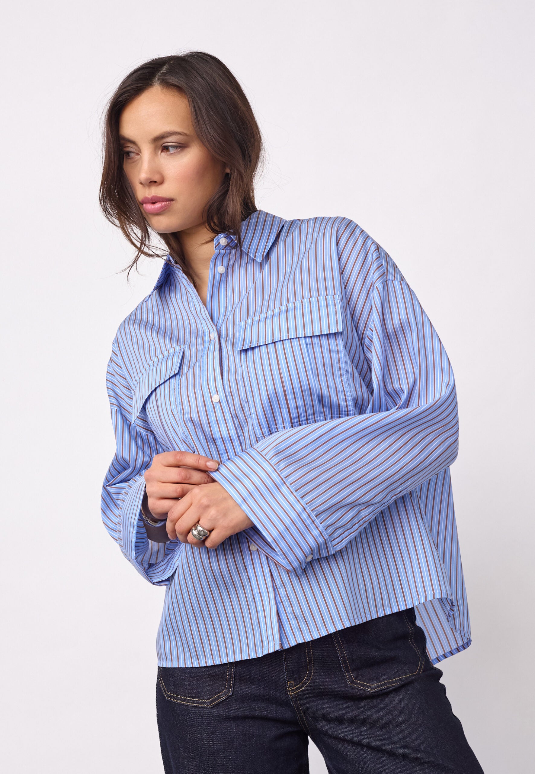 Co'Couture AnicaCC LS Shirt on raikas raidallinen paita. Sinisen ja ruskean sävyiset raidat tekevät paidasta ajattoman, mutta samalla persoonallisen valinnan niin arkeen kuin toimistolle.