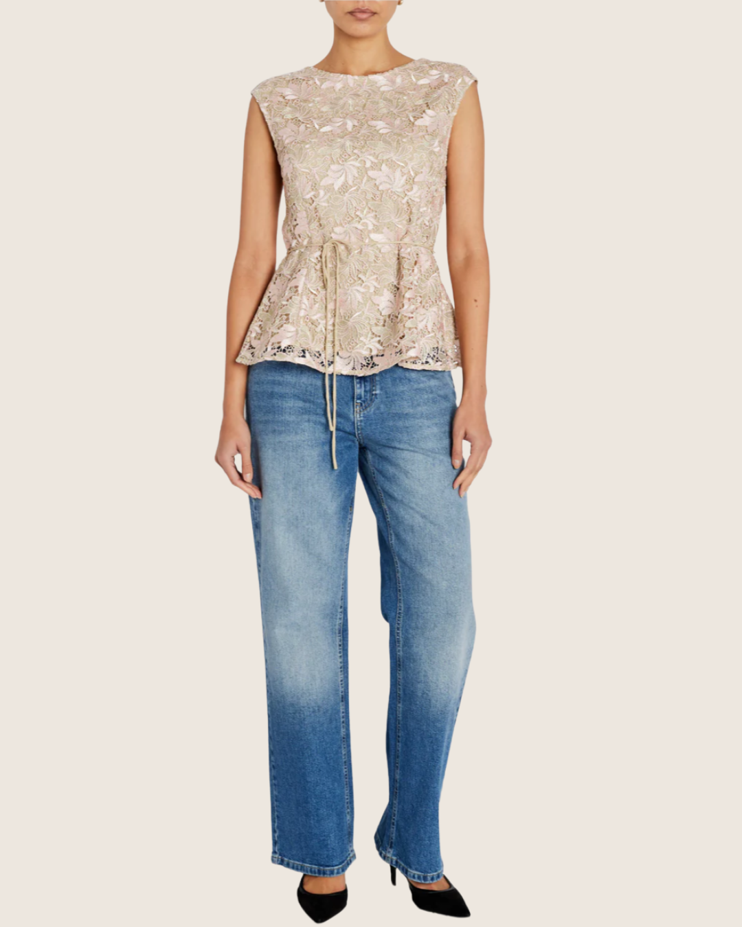 AdonidaBBOriia on naisellinen toppi, jossa yhdistyvät kevyt läpikuultavuus ja kauniit pitsiyksityiskohdat. Pehmeästi laskeutuva malli luo elegantin ja huolitellun ilmeen, joka tuntuu yhtä hyvältä kuin näyttää.