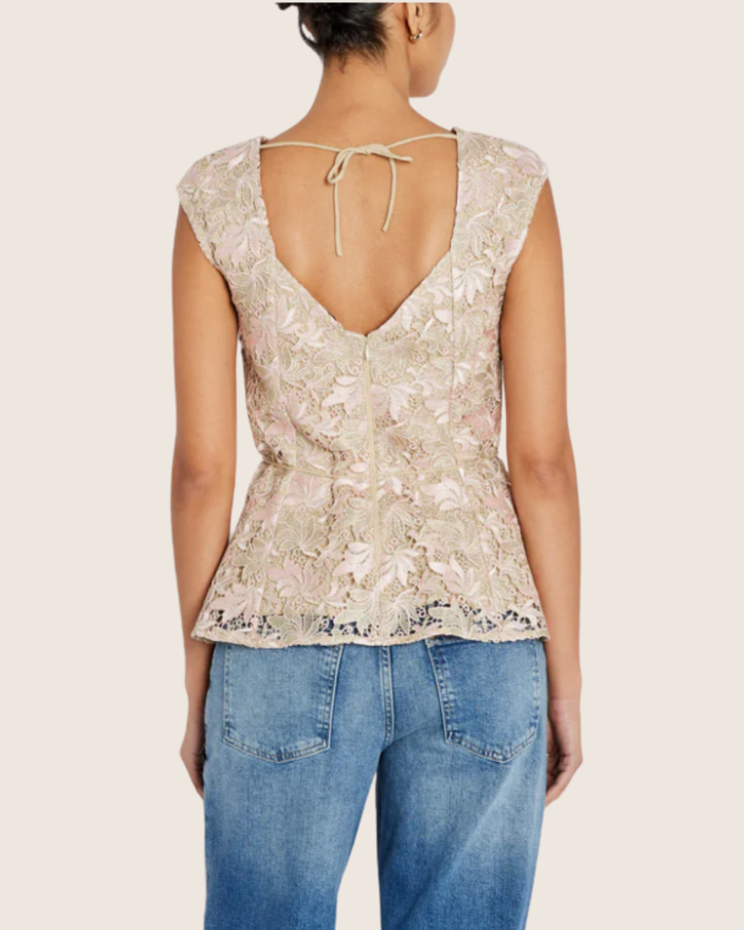 AdonidaBBOriia on naisellinen toppi, jossa yhdistyvät kevyt läpikuultavuus ja kauniit pitsiyksityiskohdat. Pehmeästi laskeutuva malli luo elegantin ja huolitellun ilmeen, joka tuntuu yhtä hyvältä kuin näyttää.