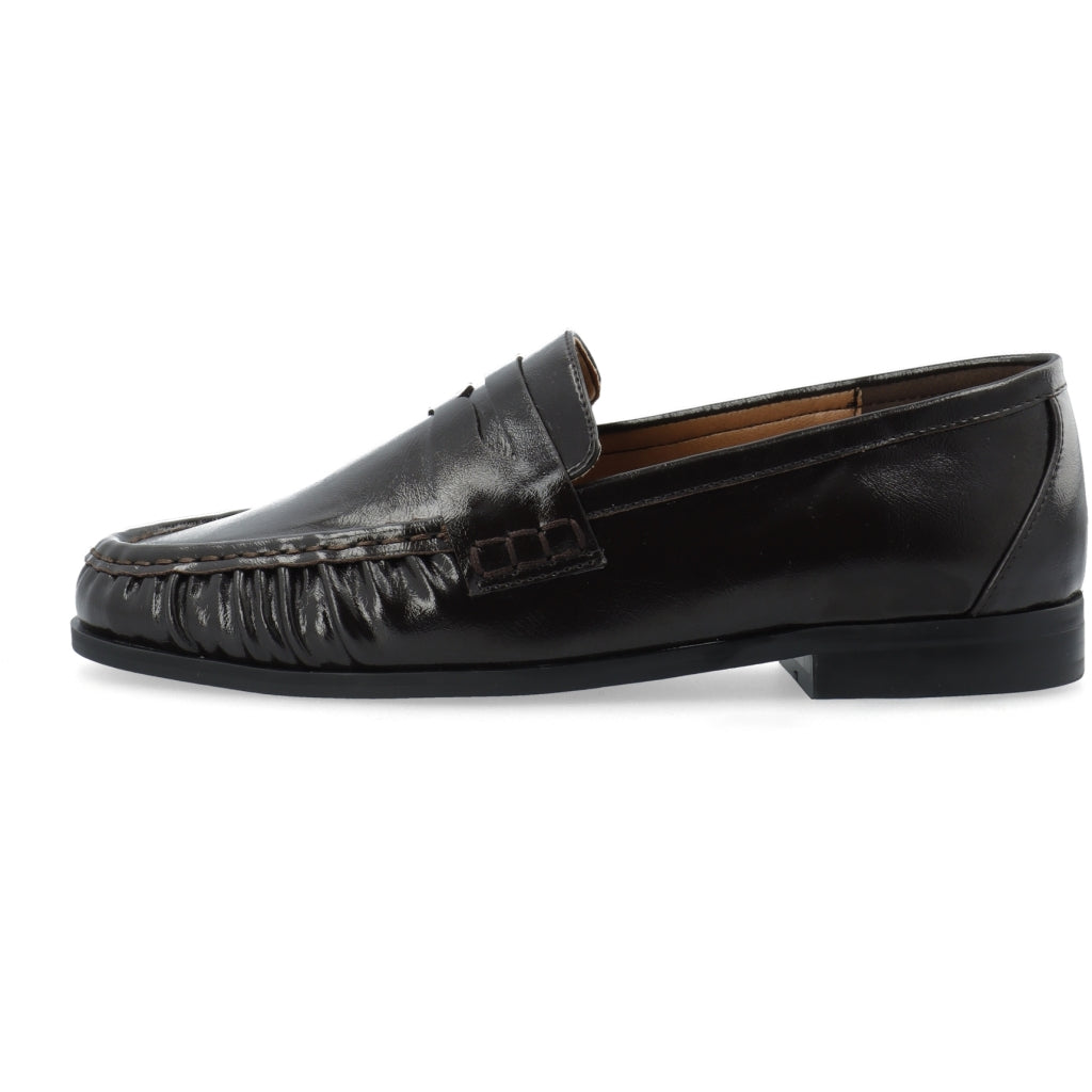 Trendikäs shiny, BIACARMA Penny Loafer on pehmeä loafer, jossa on 2cm korko. Selkeälinjainen malli sopii hyvin sekä arjen että siistimpien asujen kanssa. 