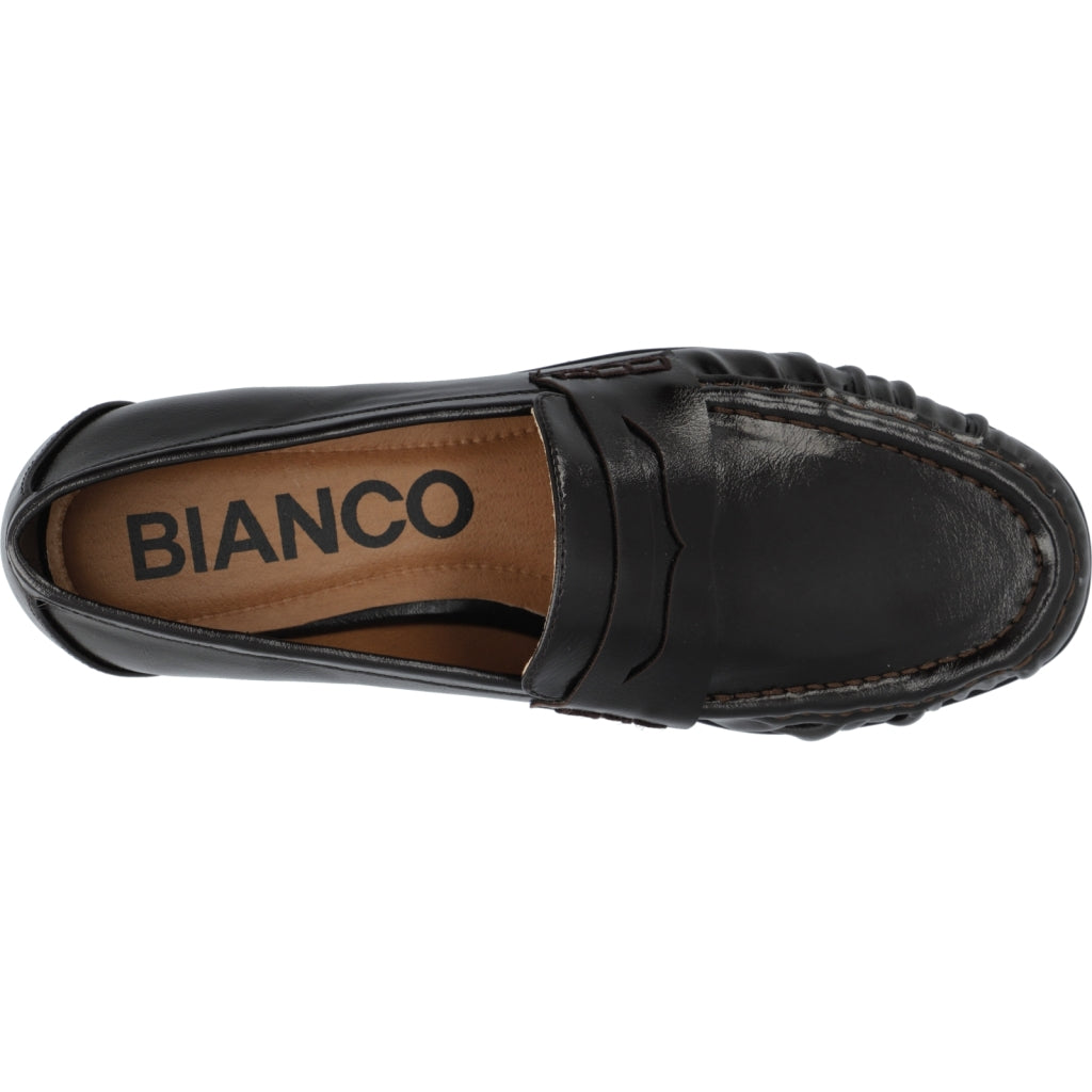 Trendikäs shiny, BIACARMA Penny Loafer on pehmeä loafer, jossa on 2cm korko. Selkeälinjainen malli sopii hyvin sekä arjen että siistimpien asujen kanssa. 