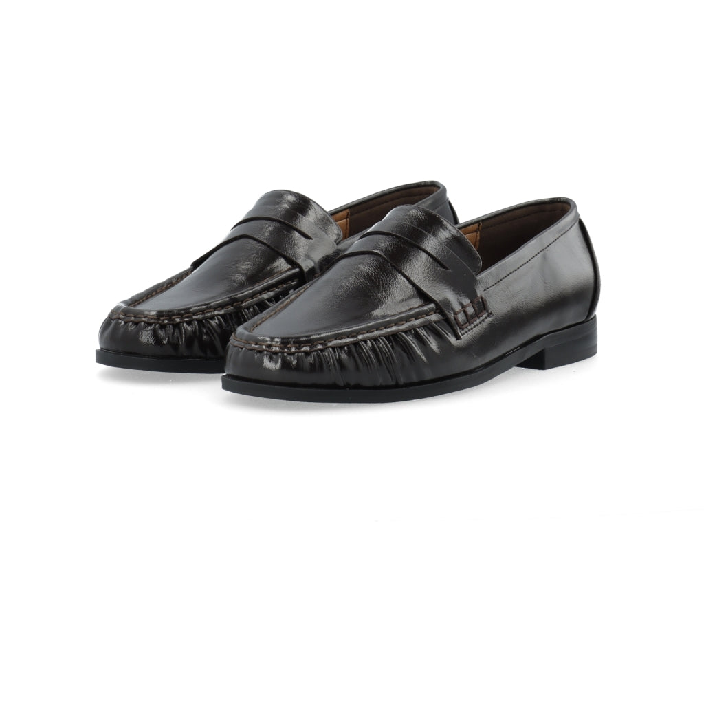 Trendikäs shiny, BIACARMA Penny Loafer on pehmeä loafer, jossa on 2cm korko. Selkeälinjainen malli sopii hyvin sekä arjen että siistimpien asujen kanssa. 
