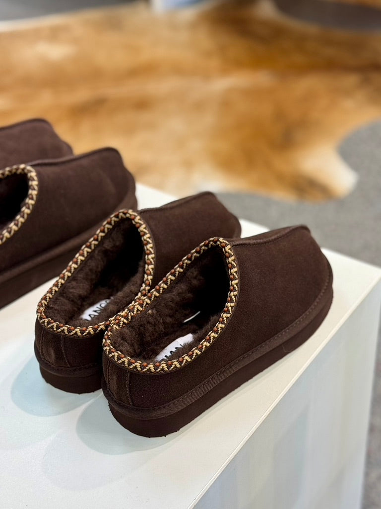 Trendikkäässä ruskeassa värissä olevat tossut ympärivuotiseen käyttöön. Kuljetpa mekossa tai liehuvissa housuissa, nämä kengät sopivat asuun kuin asuun.&nbsp;