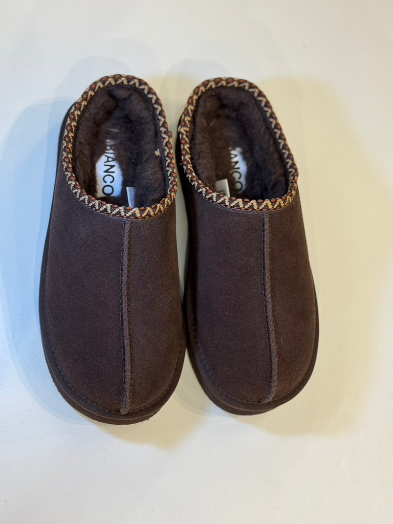 Trendikkäässä ruskeassa värissä olevat tossut ympärivuotiseen käyttöön. Kuljetpa mekossa tai liehuvissa housuissa, nämä kengät sopivat asuun kuin asuun.&nbsp;