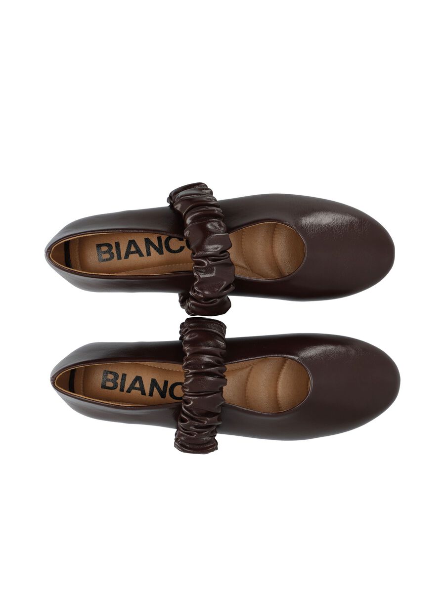 Kengän päällä oleva joustava remmi kauniilla scrunch-rypytyksellä tuo malliin persoonallisen yksityiskohdan ja auttaa kenkää istumaan hyvin jalassa. Pyöristetty kärki ja kevyt pohja tekevät mallista helpon arjen luottokengän.