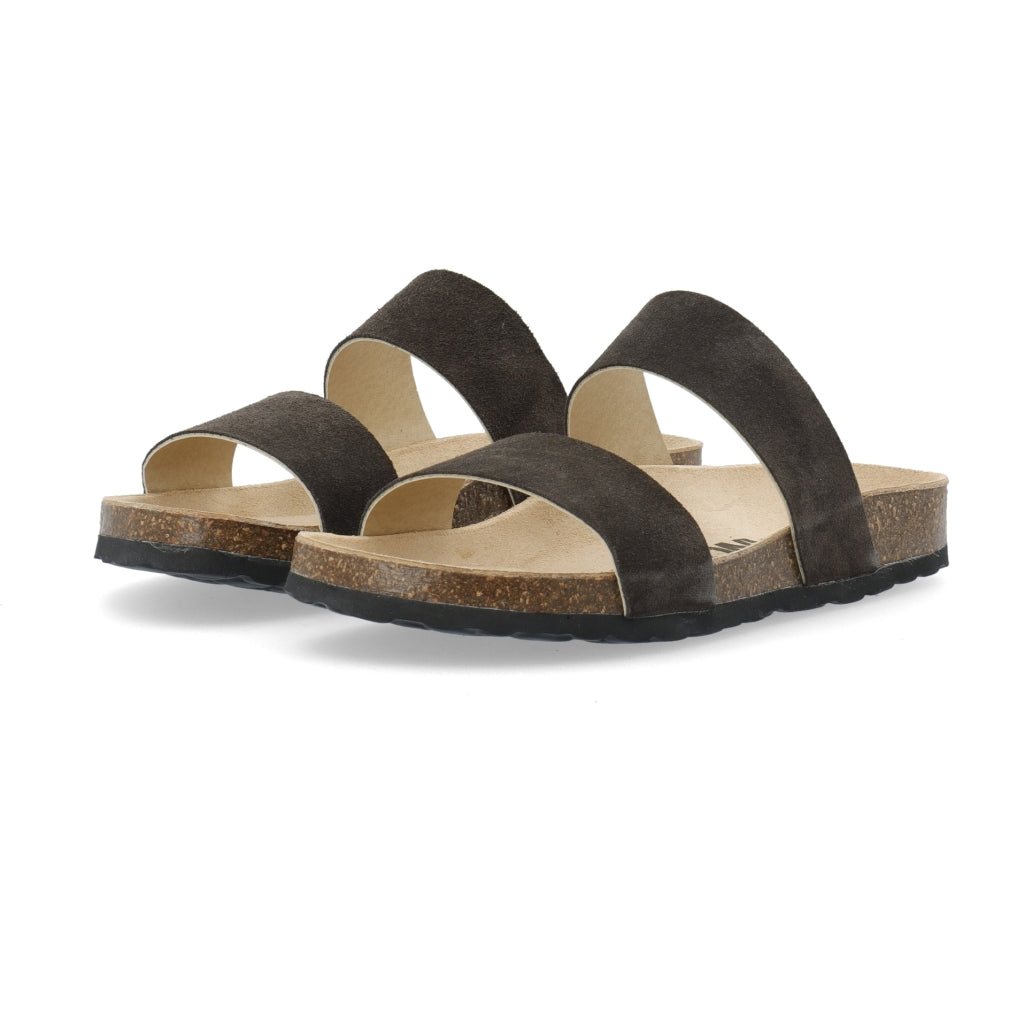 BIABETRICIA Twin Strap Sandal Suede on yksinkertainen ja helposti yhdisteltävä sandaali, jossa mukavuus pääosassa. Pehmeä mokkanahkainen pinta ja luonnollinen korkkipohja luovat rennon ilmeen kesän asuihin.