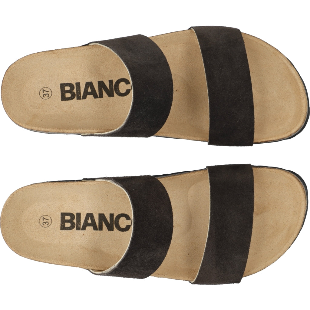 BIABETRICIA Twin Strap Sandal Suede on yksinkertainen ja helposti yhdisteltävä sandaali, jossa mukavuus pääosassa. Pehmeä mokkanahkainen pinta ja luonnollinen korkkipohja luovat rennon ilmeen kesän asuihin.