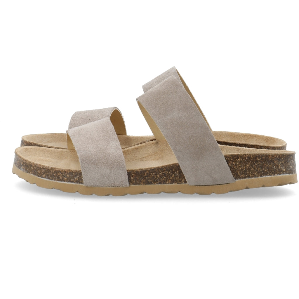 BIABETRICIA Twin Strap Sandal Suede on yksinkertainen ja helposti yhdisteltävä sandaali, jossa mukavuus pääosassa. Pehmeä mokkanahkainen pinta ja luonnollinen korkkipohja luovat rennon ilmeen kesän asuihin.