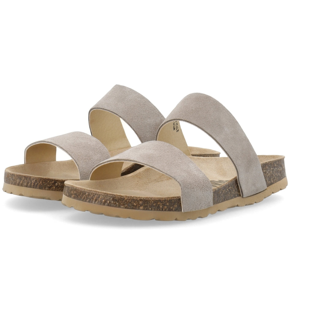 BIABETRICIA Twin Strap Sandal Suede on yksinkertainen ja helposti yhdisteltävä sandaali, jossa mukavuus pääosassa. Pehmeä mokkanahkainen pinta ja luonnollinen korkkipohja luovat rennon ilmeen kesän asuihin.