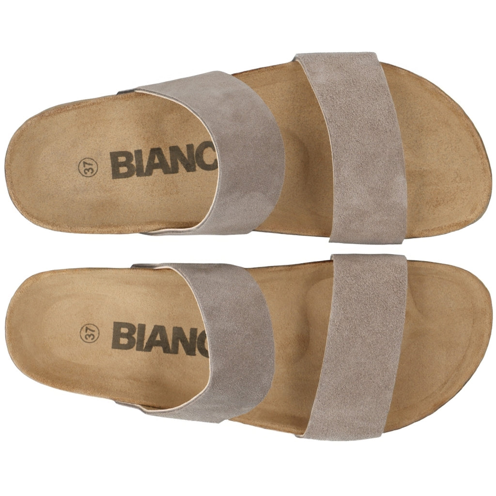 BIABETRICIA Twin Strap Sandal Suede on yksinkertainen ja helposti yhdisteltävä sandaali, jossa mukavuus pääosassa. Pehmeä mokkanahkainen pinta ja luonnollinen korkkipohja luovat rennon ilmeen kesän asuihin.