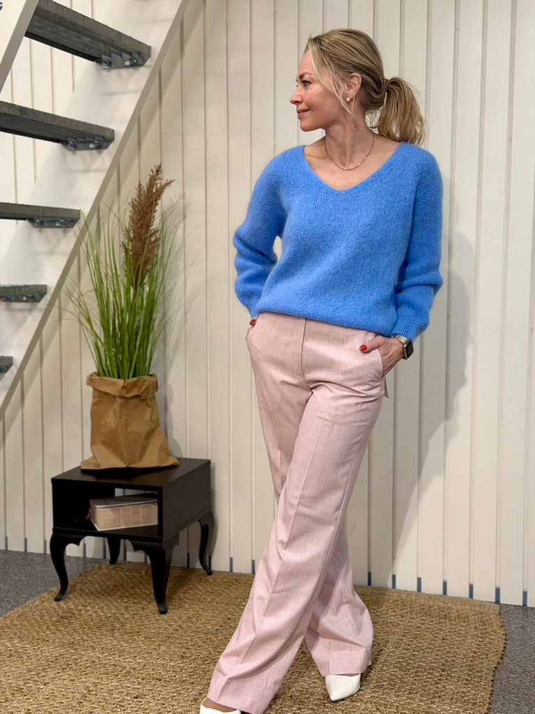 SchippiaBBEleza -housut ovat elegantit, korkeavyötäröiset, kauniit ja huolitellut suorat housut.

Korkea vyötärö korostaa linjakkuutta ja suorat lahkeet tuovat ryhtiä asuun. Yhdistä kauluspaidan tai topin kanssa töihin, tai stailaa juhlavammaksi korujen ja sirompien kenkien avulla.