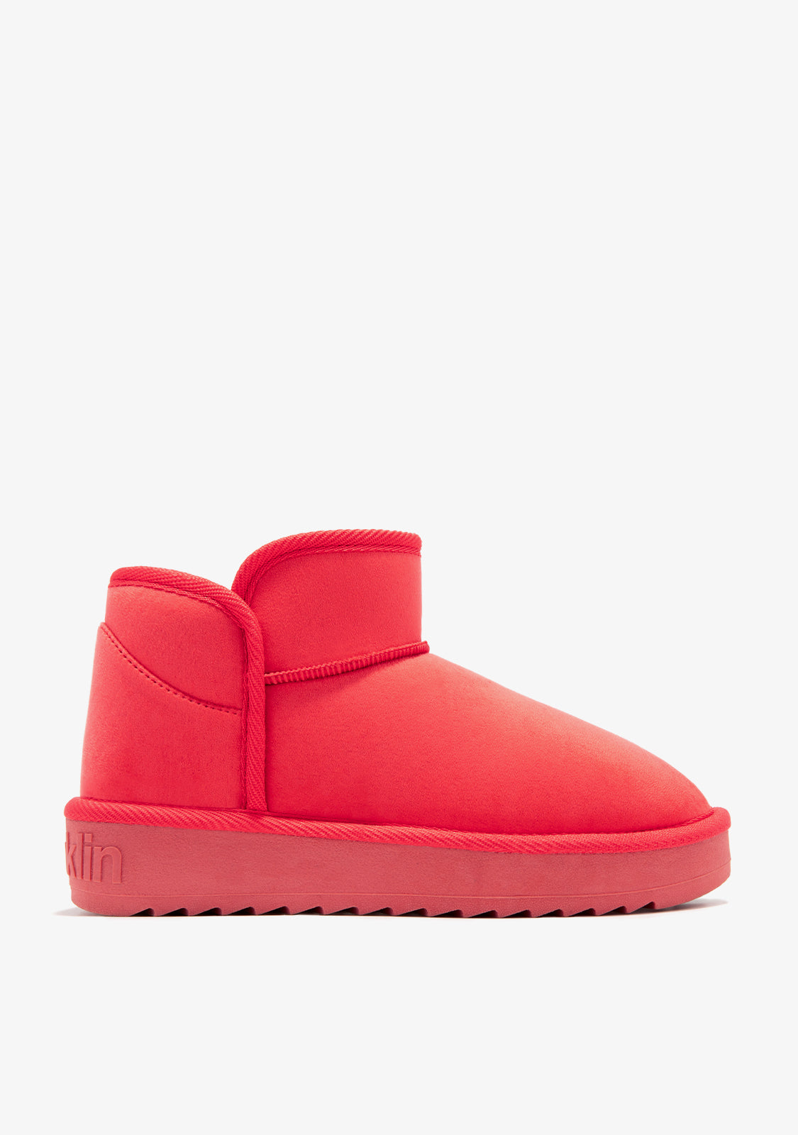 Kangaspinta on käsitelty vettä hylkiväksi. Pohja saanut kiitosta pitävyydestä. Koko normaali.