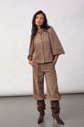 Co’Couture DaisyCC Cord Trousers ovat modernit leveälahkeiset vakosamettihousut rennolla istuvuudella. Taskut ja vyölenkit viimeistelevät mallin.