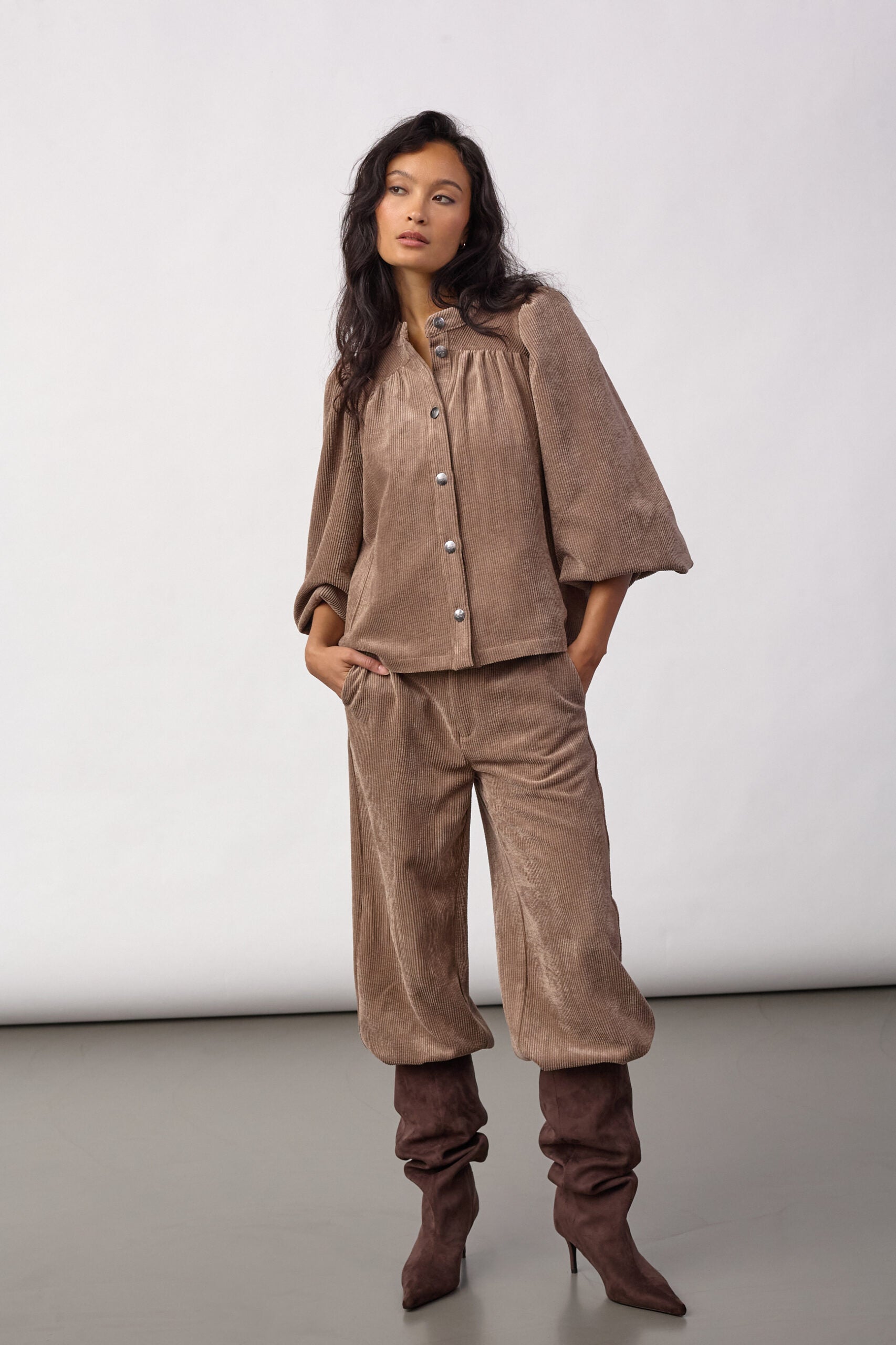 Co’Couture DaisyCC Cord Trousers ovat modernit leveälahkeiset vakosamettihousut rennolla istuvuudella. Taskut ja vyölenkit viimeistelevät mallin.