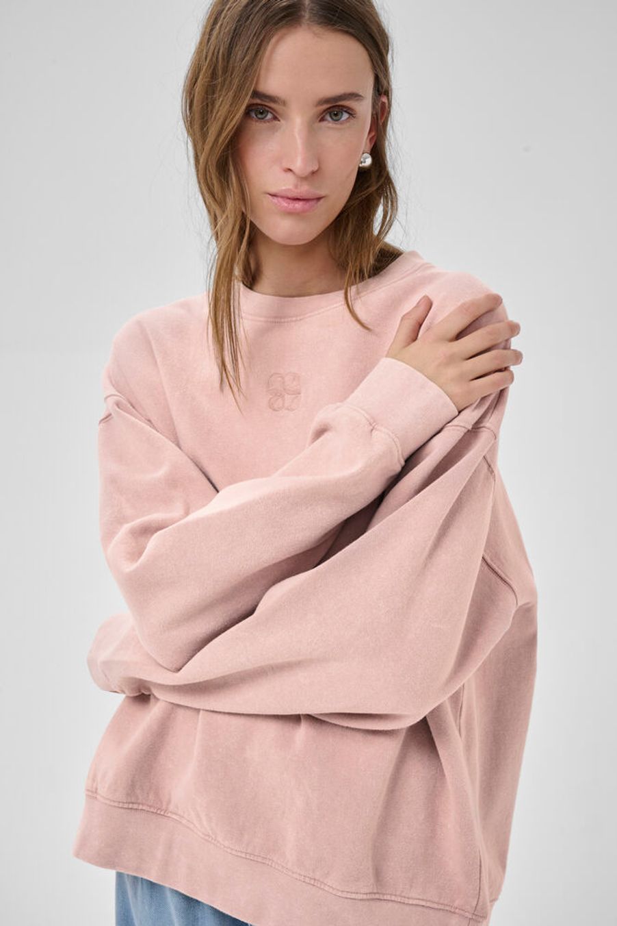Tämä ihanan rento collegepusero hurmaa pehmeällä materiaalillaan ja kauniilla adobe rose washed -sävyllään. Hieman kulutettu väripinta tuo paitaan elävyyttä ja tekee ilmeestä rennon trendikkään.