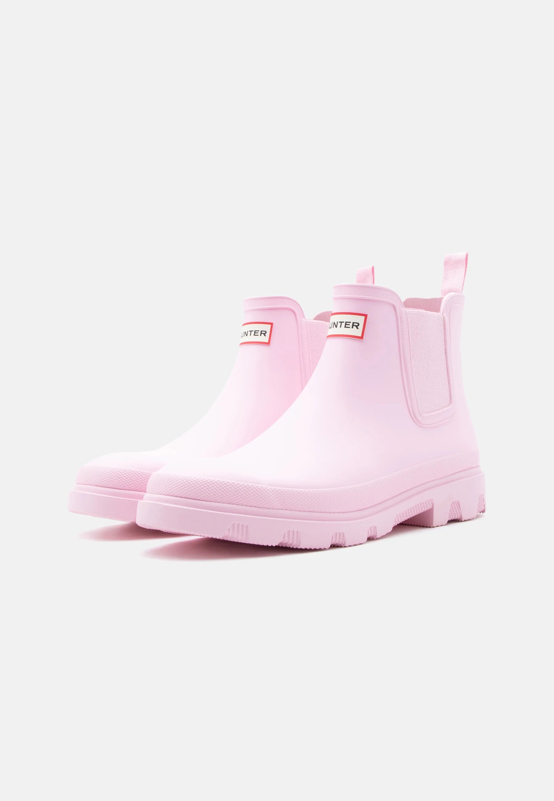 Hunter Downpour Chelsea -kumisaapas yhdistää selkeän muotoilun ja arjen toimivuuden. Klassinen chelsea-malli saa modernin ilmeen siististä siluetista ja jämäkästä pohjasta, joka tekee kengästä luotettavan valinnan vaihteleviin sääolosuhteisiin.