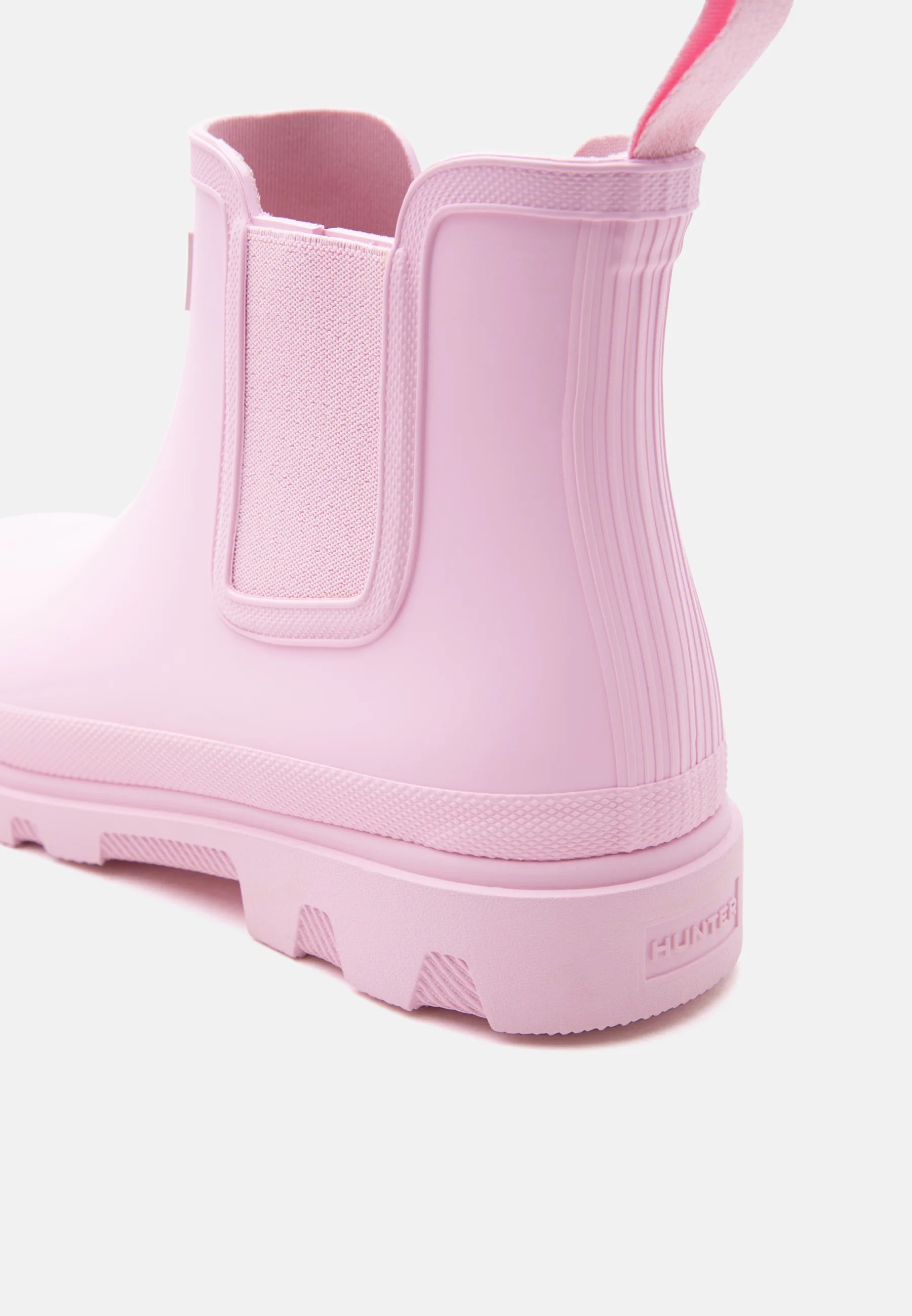 Hunter Downpour Chelsea -kumisaapas yhdistää selkeän muotoilun ja arjen toimivuuden. Klassinen chelsea-malli saa modernin ilmeen siististä siluetista ja jämäkästä pohjasta, joka tekee kengästä luotettavan valinnan vaihteleviin sääolosuhteisiin.