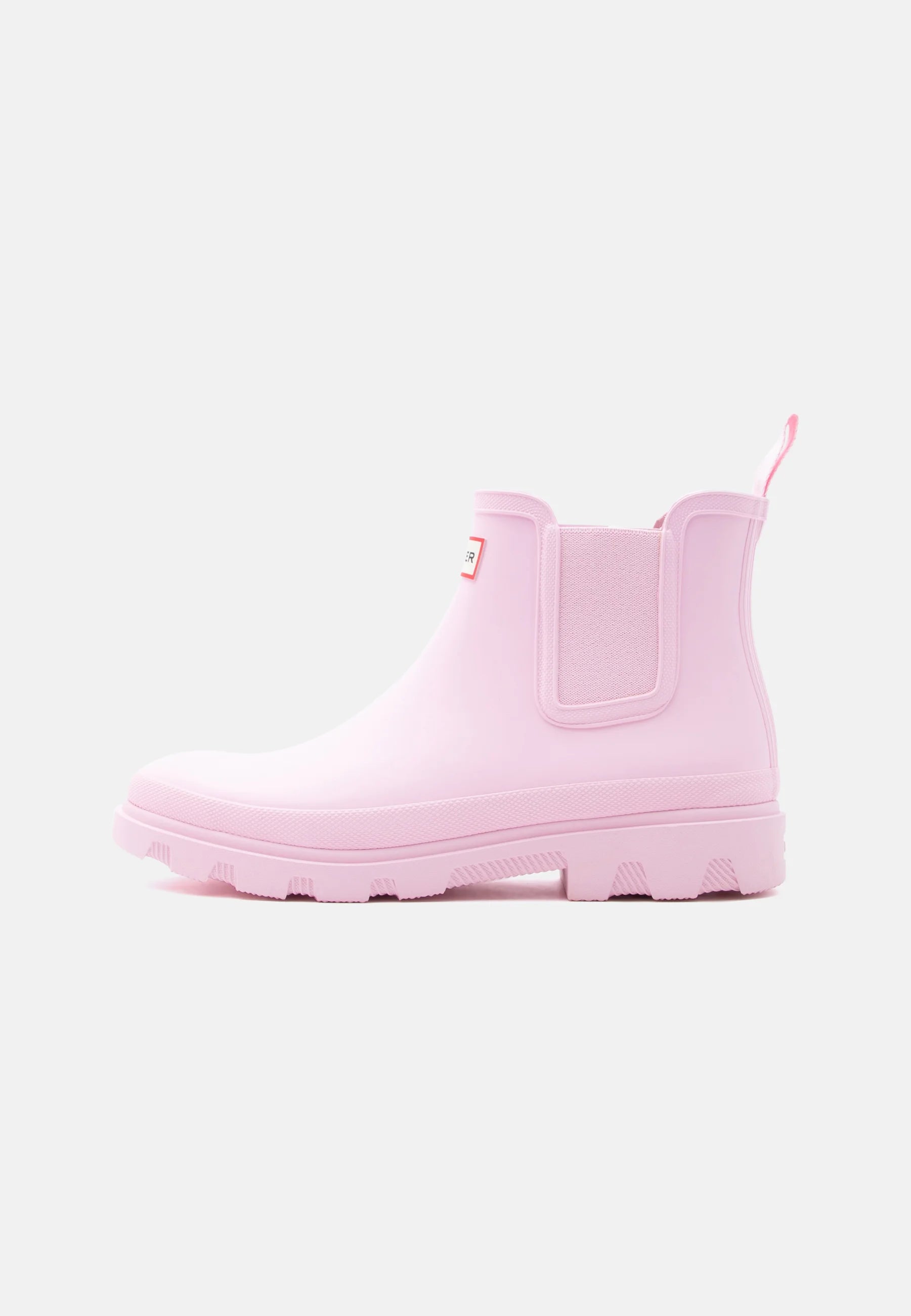 Hunter Downpour Chelsea -kumisaapas yhdistää selkeän muotoilun ja arjen toimivuuden. Klassinen chelsea-malli saa modernin ilmeen siististä siluetista ja jämäkästä pohjasta, joka tekee kengästä luotettavan valinnan vaihteleviin sääolosuhteisiin.