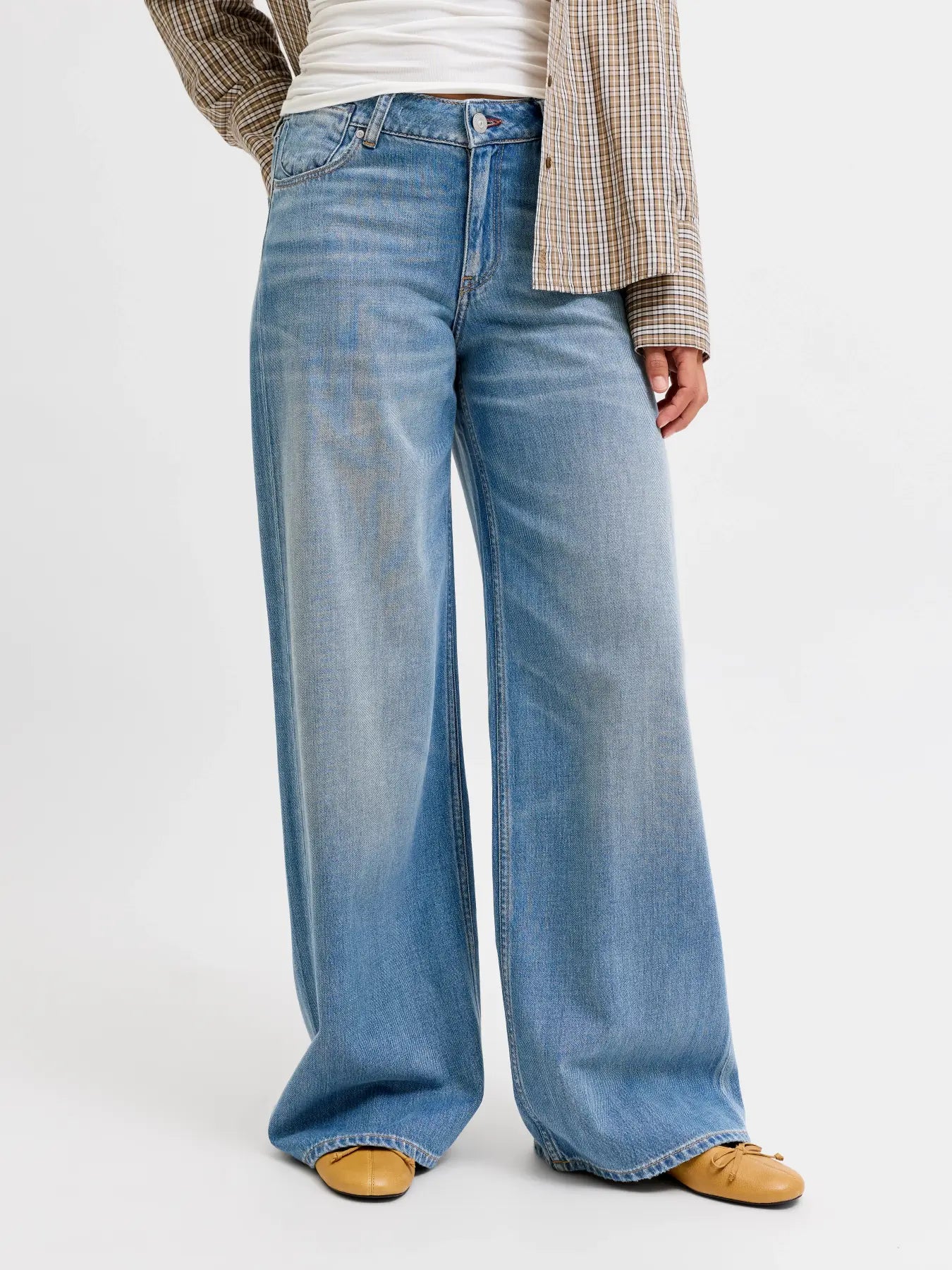 JJXX JXOSLO Archive Wide Jeans on leveälahkeinen farkkumalli keskikorkealla vyötäröllä. Haalistettu pesu ja rento istuvuus tekevät farkuista helposti yhdisteltävät.