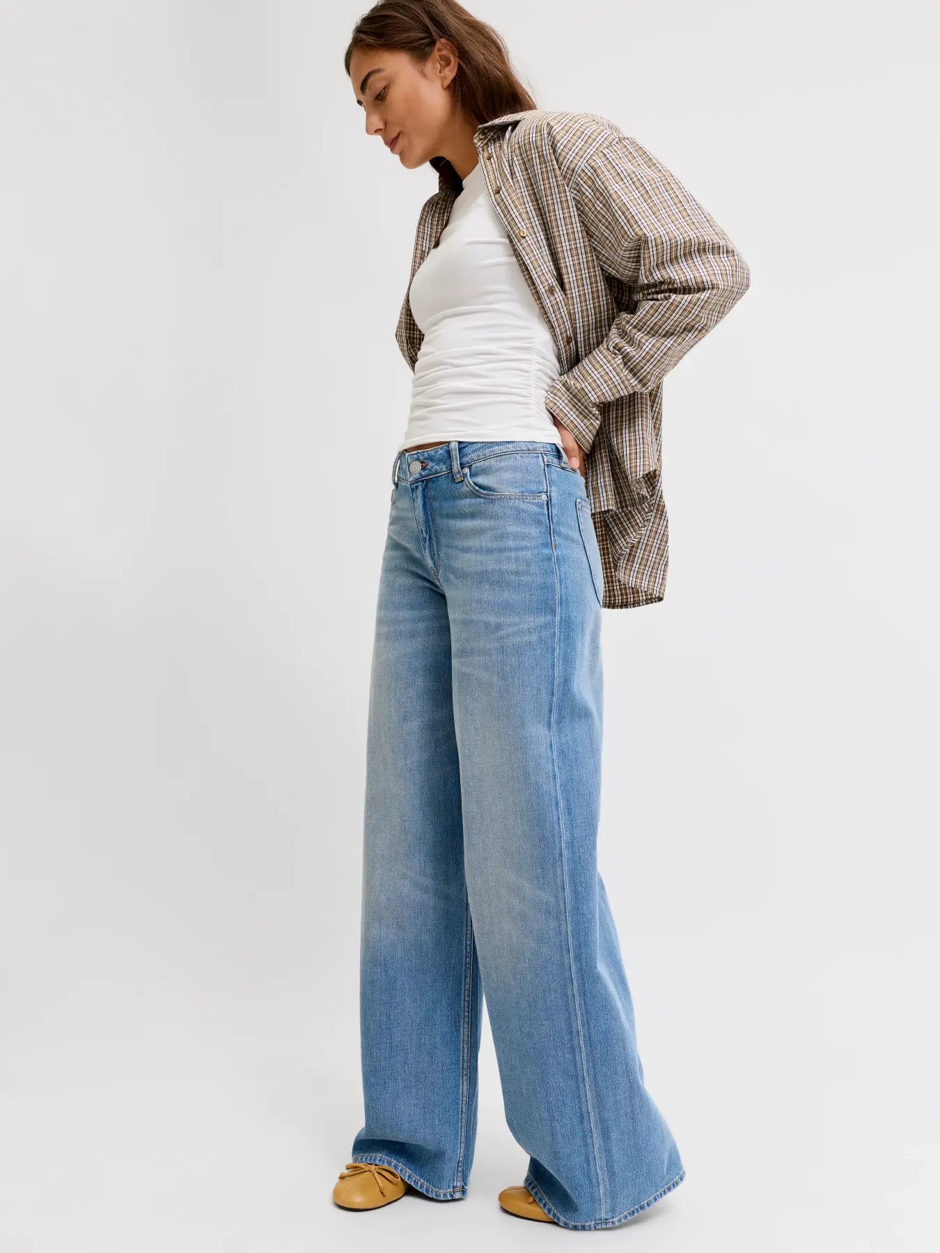 JJXX JXOSLO Archive Wide Jeans on leveälahkeinen farkkumalli keskikorkealla vyötäröllä. Haalistettu pesu ja rento istuvuus tekevät farkuista helposti yhdisteltävät.
