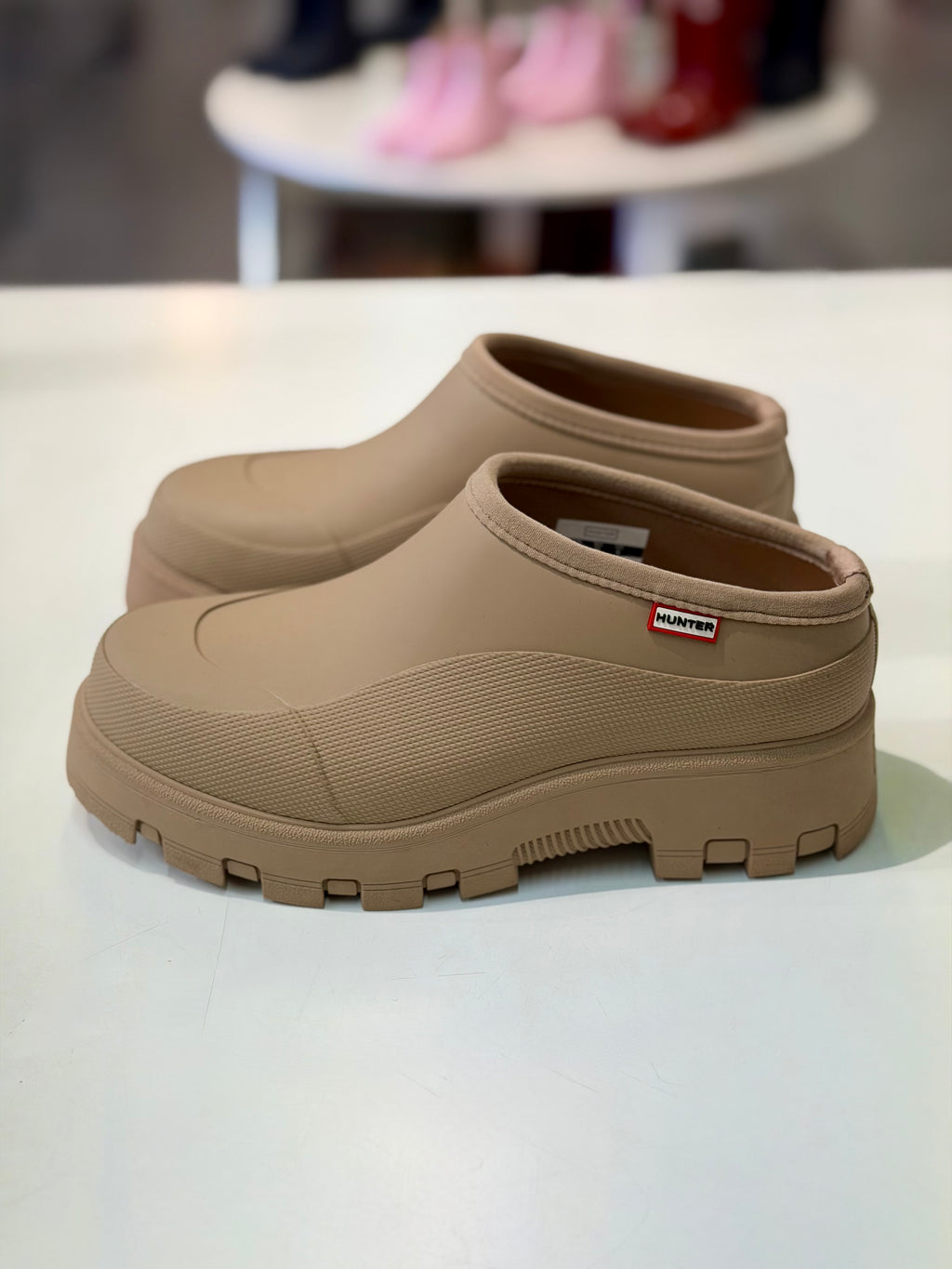 Tämä matala Hunter slip-on -kumikenkä on suunniteltu helppoon ja vaivattomaan käyttöön. Pue jalkaan ja lähde liikkeelle, täydellinen valinta puutarhaan, pihahommiin tai sateisiin päiviin.