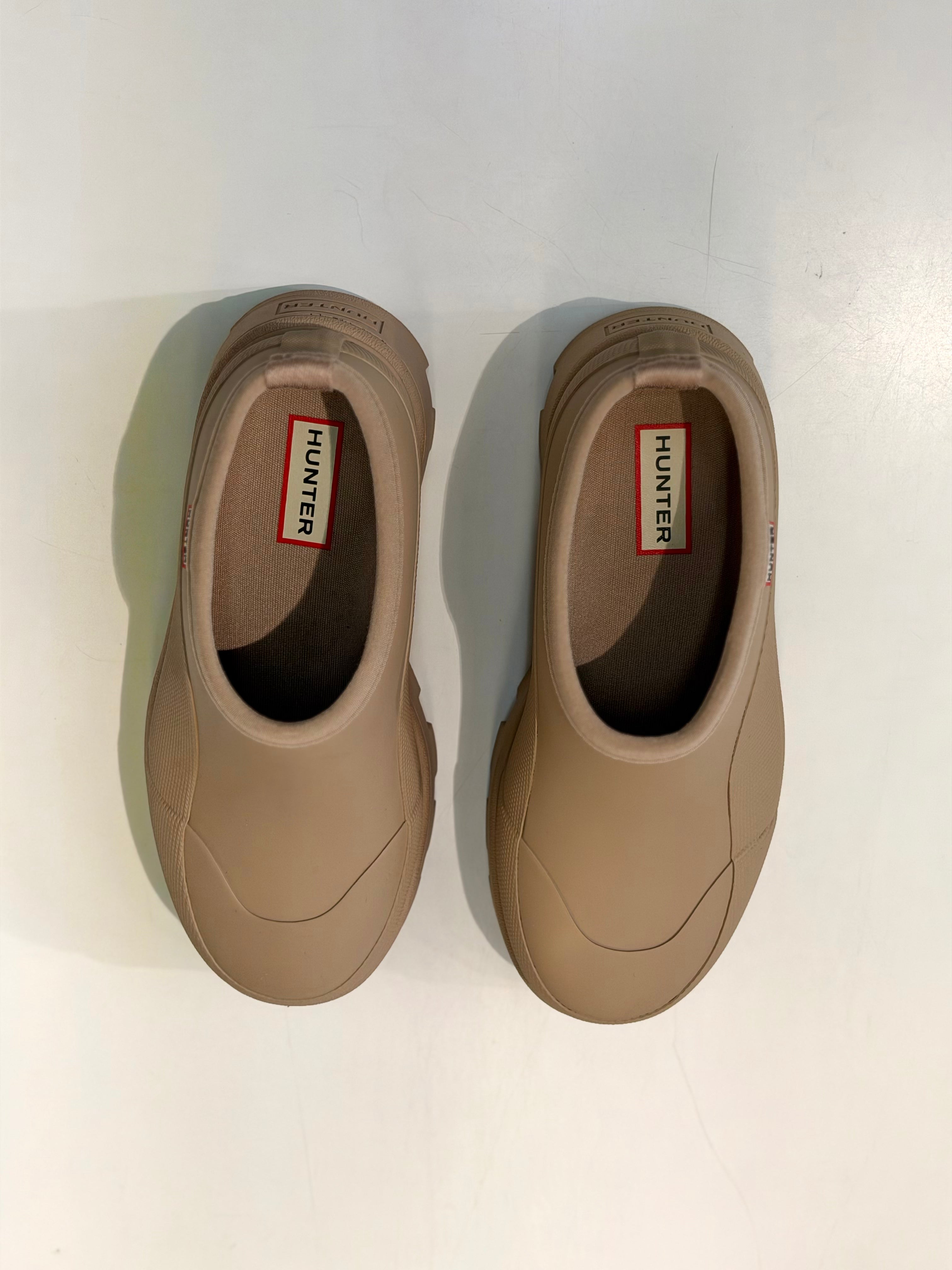 Tämä matala Hunter slip-on -kumikenkä on suunniteltu helppoon ja vaivattomaan käyttöön. Pue jalkaan ja lähde liikkeelle, täydellinen valinta puutarhaan, pihahommiin tai sateisiin päiviin.