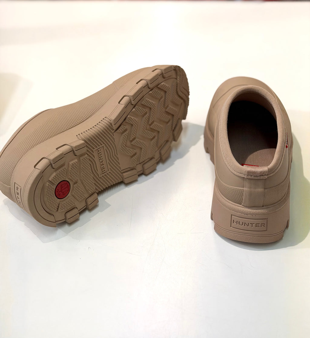Tämä matala Hunter slip-on -kumikenkä on suunniteltu helppoon ja vaivattomaan käyttöön. Pue jalkaan ja lähde liikkeelle, täydellinen valinta puutarhaan, pihahommiin tai sateisiin päiviin.