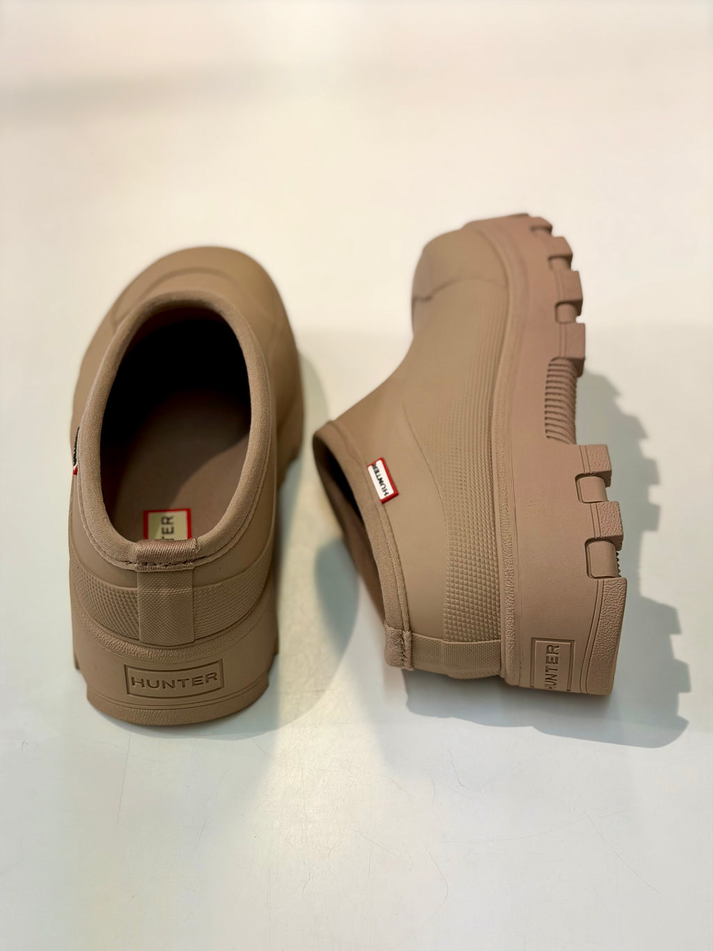 Tämä matala Hunter slip-on -kumikenkä on suunniteltu helppoon ja vaivattomaan käyttöön. Pue jalkaan ja lähde liikkeelle, täydellinen valinta puutarhaan, pihahommiin tai sateisiin päiviin.