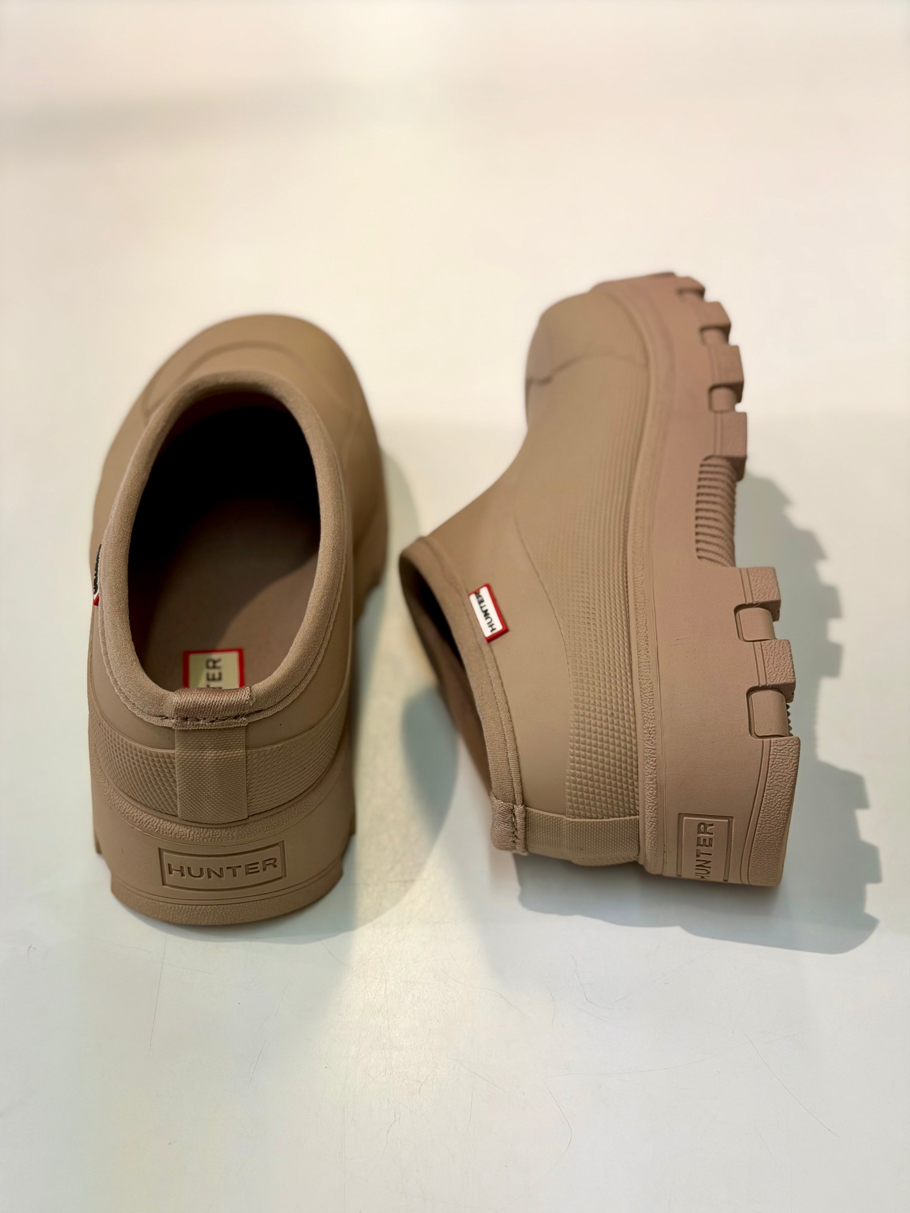 Tämä matala Hunter slip-on -kumikenkä on suunniteltu helppoon ja vaivattomaan käyttöön. Pue jalkaan ja lähde liikkeelle, täydellinen valinta puutarhaan, pihahommiin tai sateisiin päiviin.