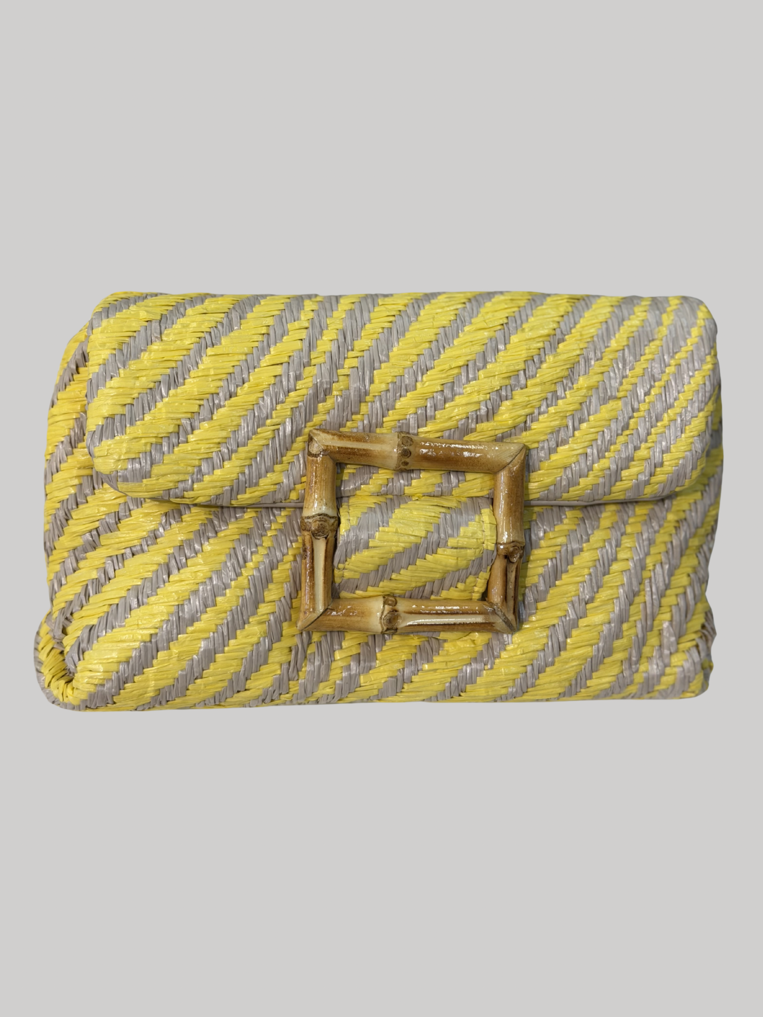 Elise bag on kesäinen, punosmainen laukku, joka tuo asuun näyttävyyttä ja leikkisää ylellisyyttä. Laukun kaunis pinta on kaksivärinen.