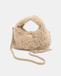 Fabienne Faux Fur -laukku pehmeällä tekoturkispinnalla, irrotettavalla olkahihnalla ja kullanvärisellä ketjulla. Saatavana kolmessa värissä.
