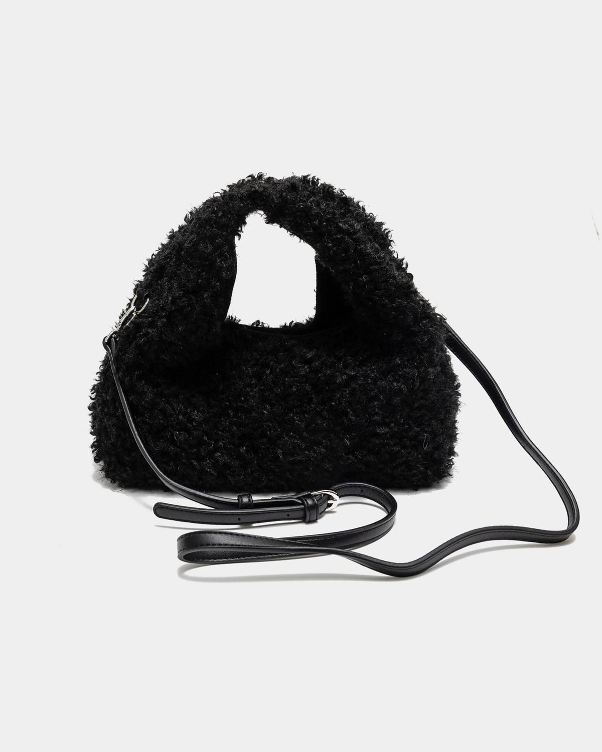 Fabienne Faux Fur -laukku pehmeällä tekoturkispinnalla, irrotettavalla olkahihnalla ja kullanvärisellä ketjulla. Saatavana kolmessa värissä.